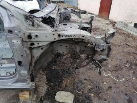 Fluence №4 лонжерон правый