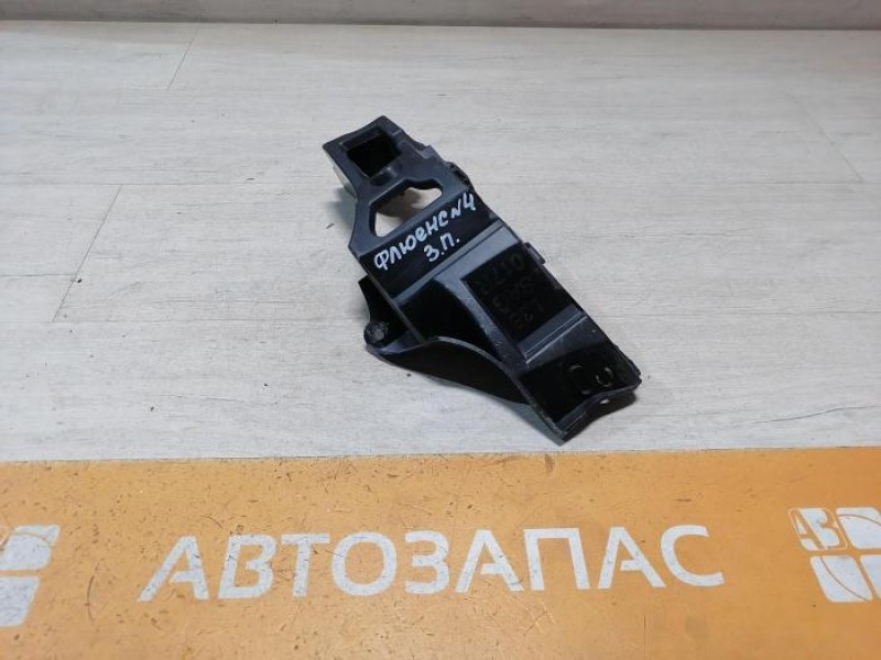 Fluence №4 крепление заднего бампера под фонарь правое