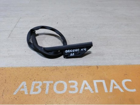 Fluence №4 уплотнитель двери нижний передний левый