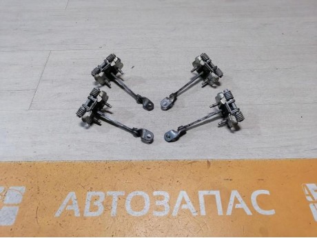 Logan ф2 №4 ограничитель двери