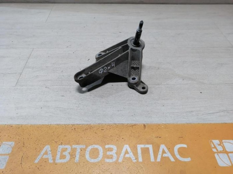 Logan ф2 №4 кронштейн верхней подушки коробки мкпп