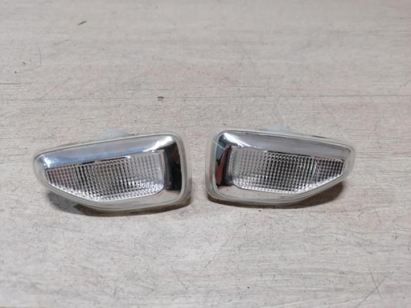 Logan №51 повторитель поворота в крыло правый