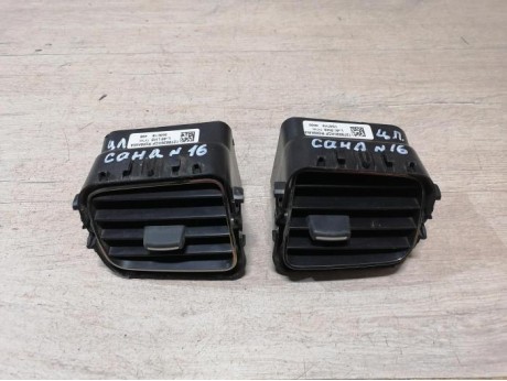 Sandero №16 дефлектор торпедо центральный правый