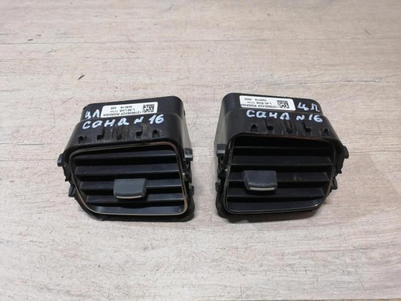 Sandero №16 дефлектор торпедо центральный правый