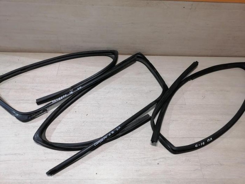 Sandero №16 бархотка наружная задняя правая