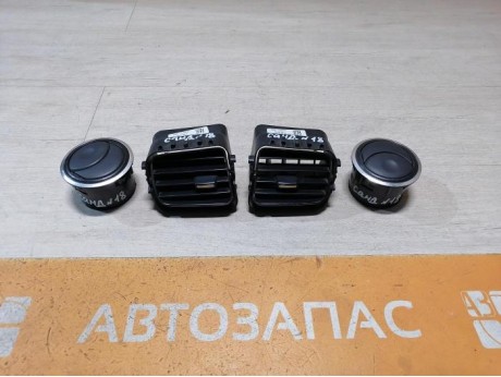 Sandero №18 дефлектор торпедо центральный правый