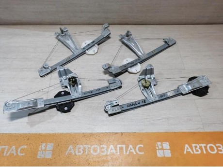 Sandero №18 стеклоподъемник задний правый мех
