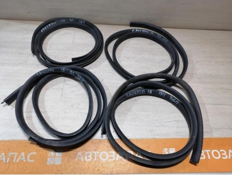 Sandero №18 уплотнитель дверного проема задний правый