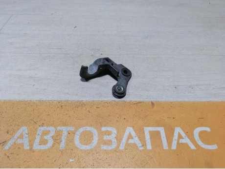 Almera G15 №12 фиксатор тросов кулисы акпп