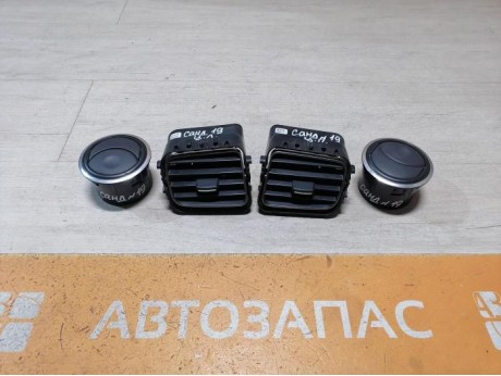 Sandero №19 дефлектор торпедо центральный правый