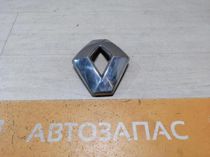 Sandero №19 эмблема решетки радиатора деф