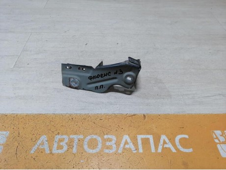 Fluence №4 кронштейн переднего крыла правый
