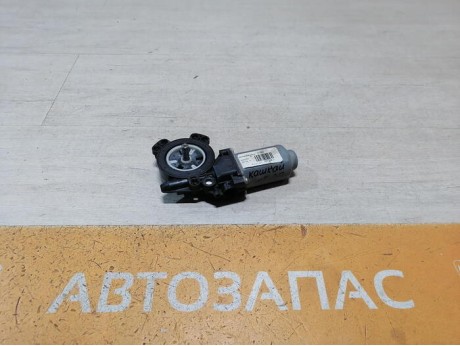 Qashqai №5 моторчик стеклоподъемника задний правый 2к