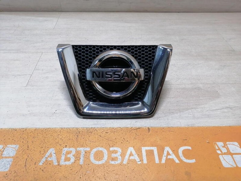Qashqai №5 эмблема решетки радиатора деф
