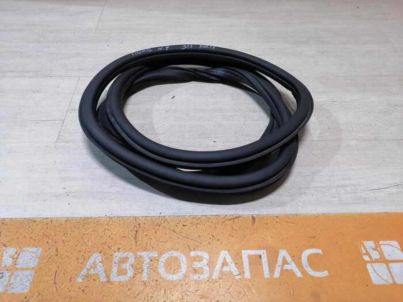 Polo №7 уплотнитель дверного проема задний правый
