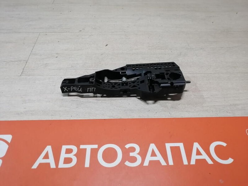 XRay 1 №1 кронштейн наружней ручки двери правый
