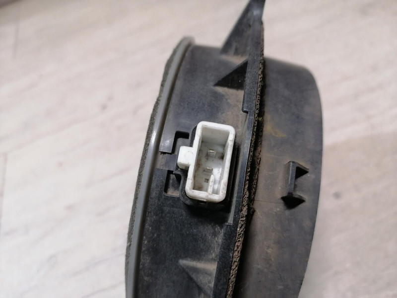 Avensis 2 динамик задний в дверь