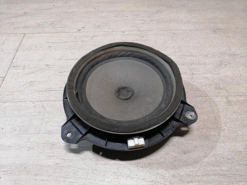 Avensis 2 динамик передний в дверь