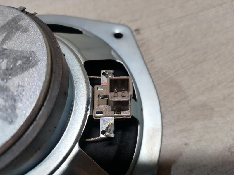 Almera Classic динамик задней полки