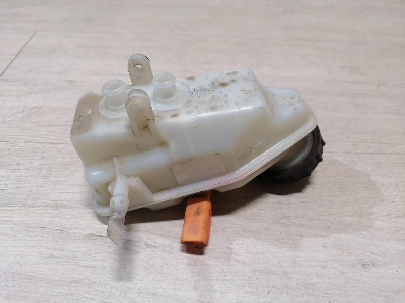 Almera G15 №10 бачок тормозного цилиндра