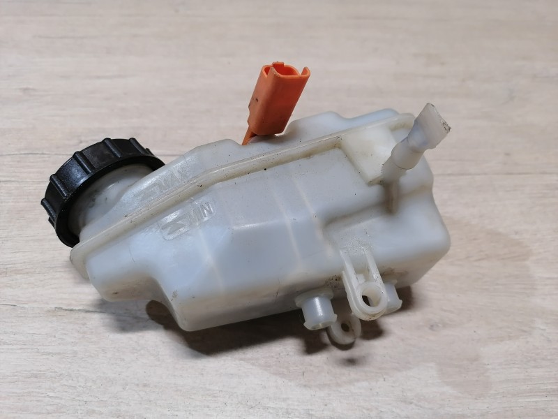 Almera G15 №11 бачок тормозного цилиндра