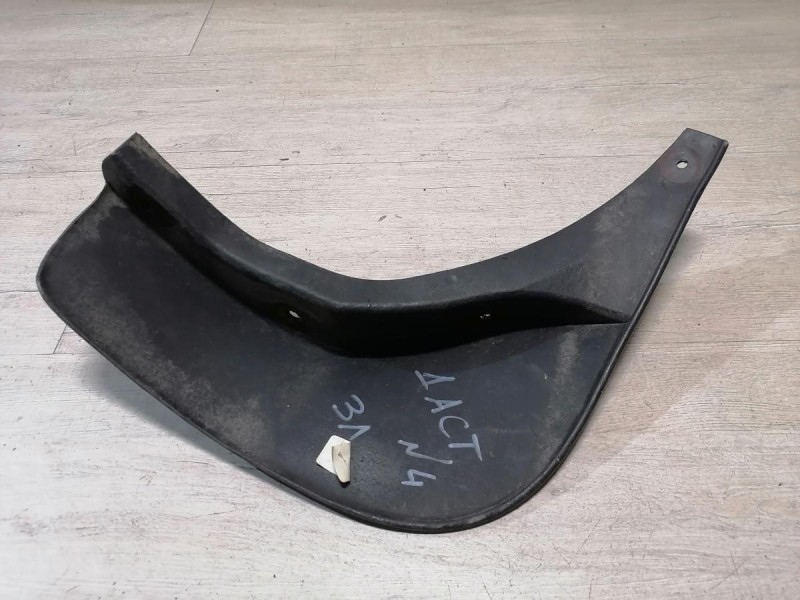 Duster №4 брызговик задний левый