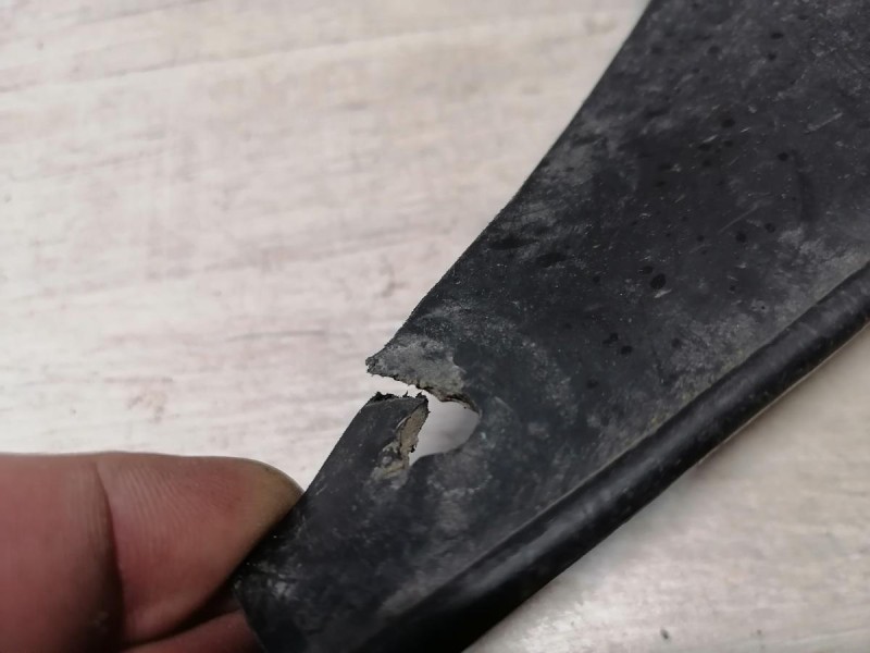 Duster №3 брызговик задний правый деф