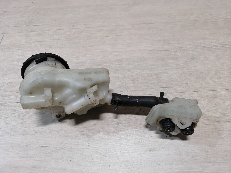 Honda CR-V 3 бачок тормозного цилиндра