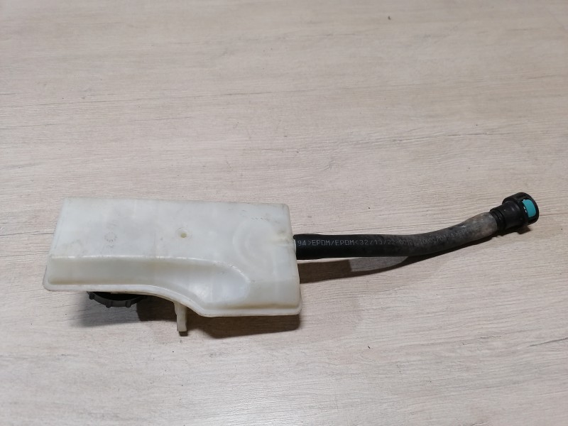 Kuga бачок сцепления