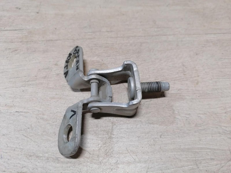 Kuga петля багажника левая