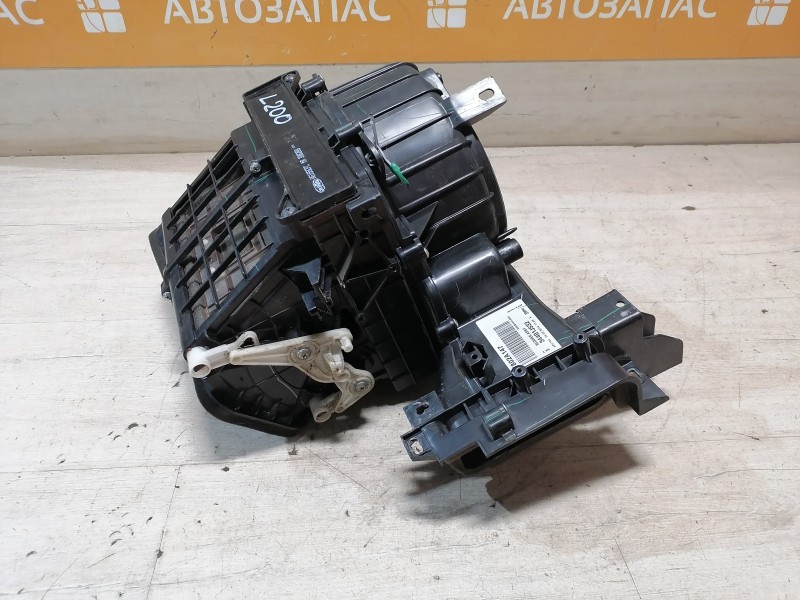L 200 печка корпус под моторчик деф
