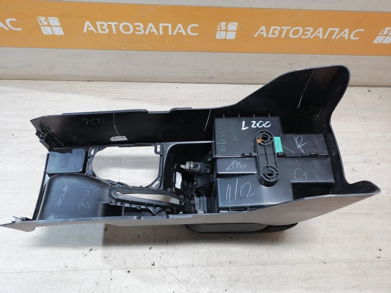L 200 консоль центральная подлокотник