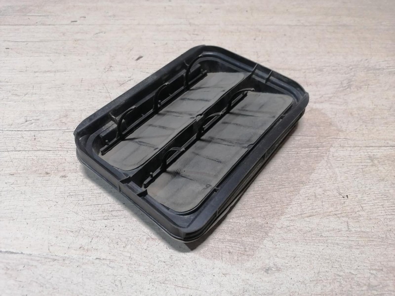 Almera G15 решетка вентиляции багажника