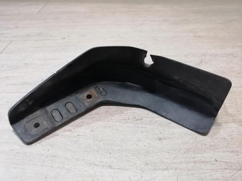 Lancer брызговик задний правый деф