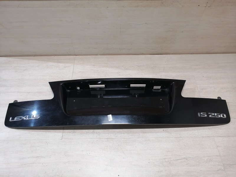Lexus IS 250 молдинг крышки багажника