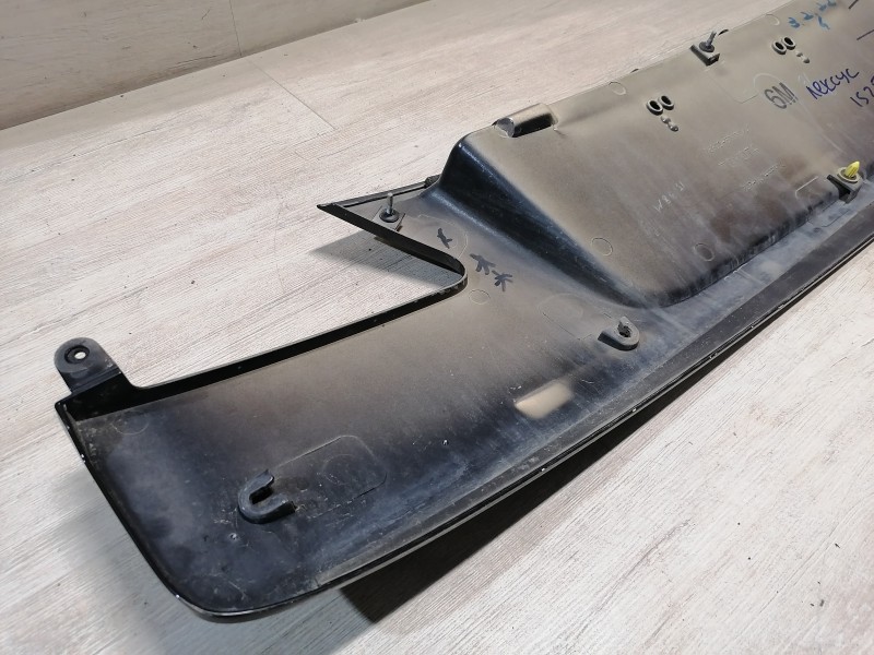 Lexus IS 250 молдинг крышки багажника