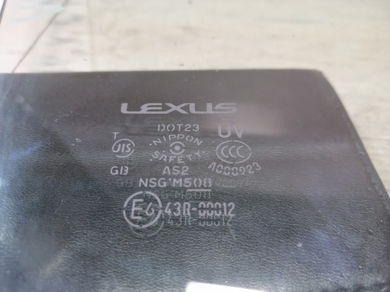 Lexus IS 250 стекло переднее правое