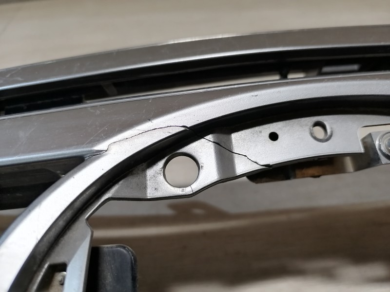 Lexus LX 570 решетка радиатора деф