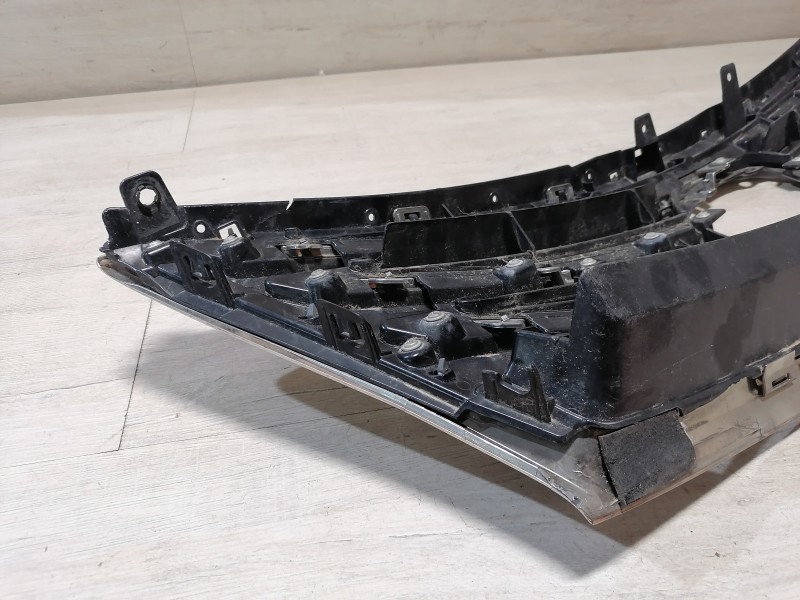 Lexus LX 570 решетка радиатора деф