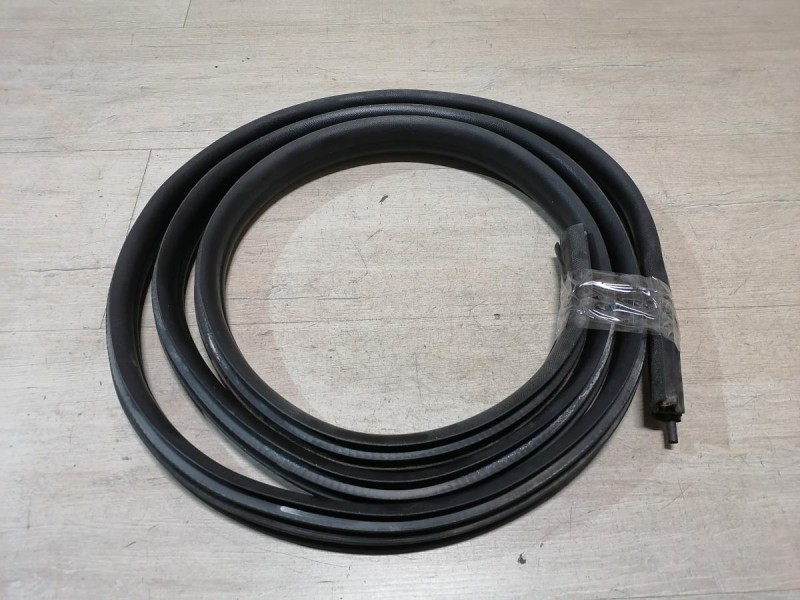 Logan 2 уплотнитель дверного проема задний левый