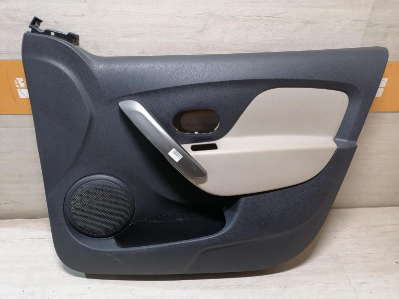 Logan 2 обшивка двери передняя правая эл черная+бежевая деф