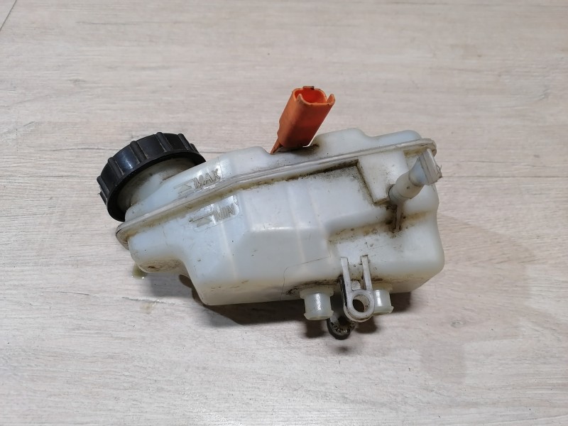 Almera G15 №7 бачок тормозого цилиндра АКПП