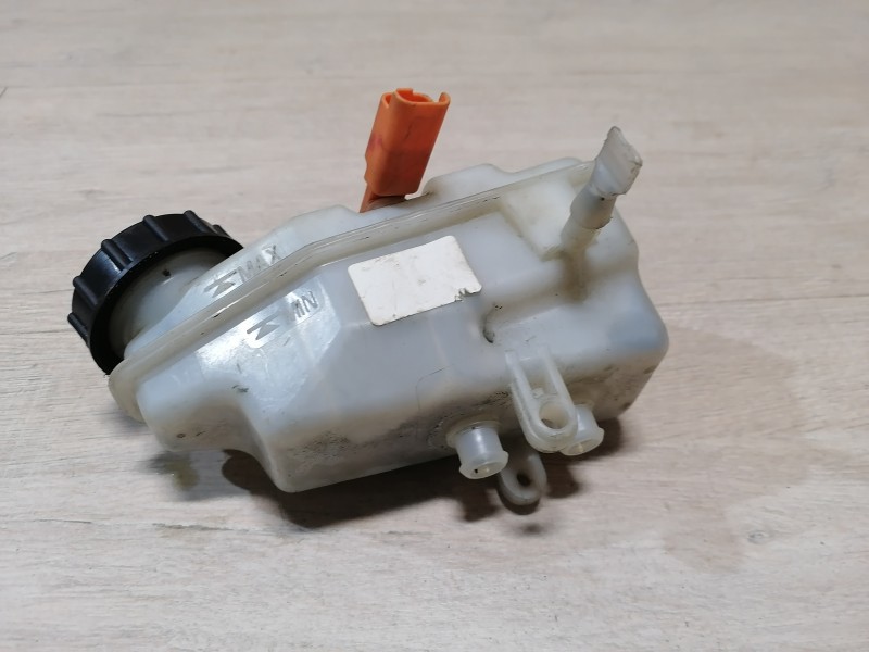 Almera G15 №8 бачок тормозного цилиндра