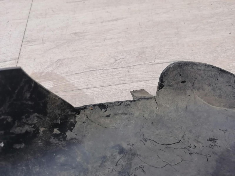 Logan ф1 №1 пыльник двигателя левый