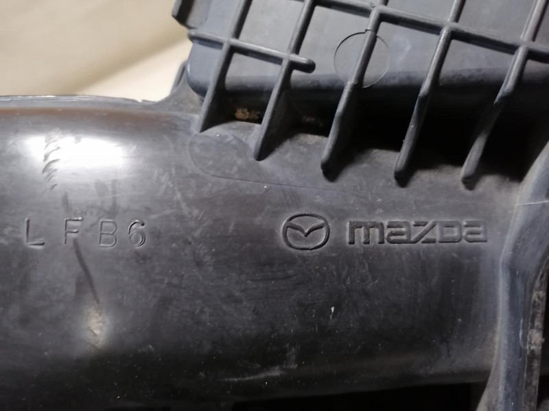 Mazda 3 BK резонатор воздушного фильтра 2.0 деф