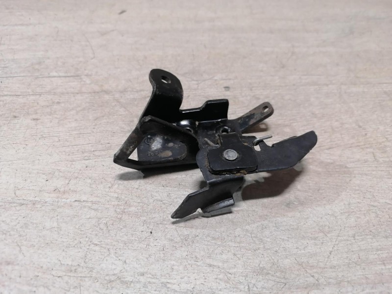 Almera G15 петля замка багажника