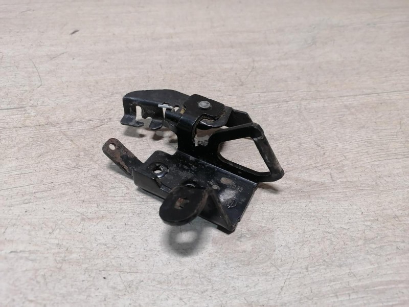 Almera G15 петля замка багажника