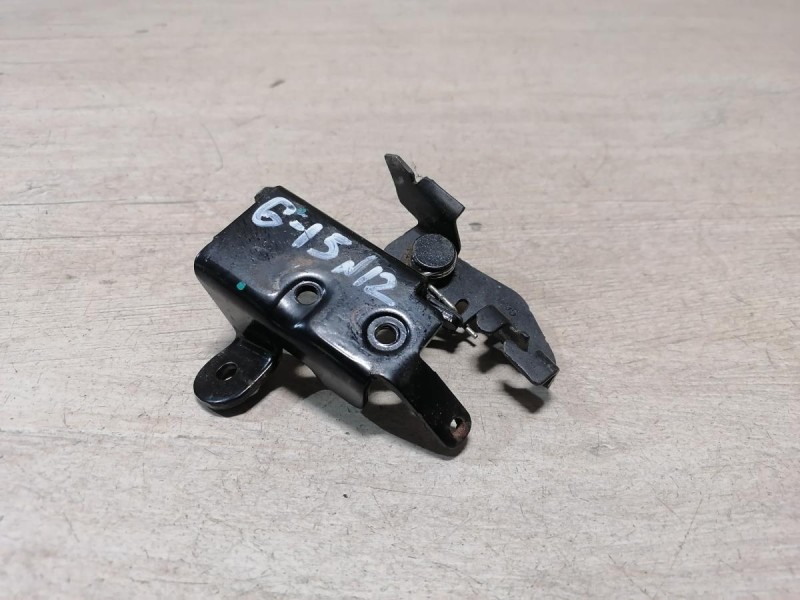 Almera G15 петля замка багажника