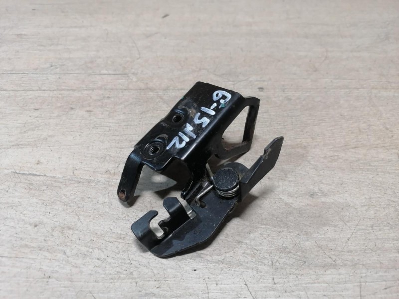 Almera G15 петля замка багажника