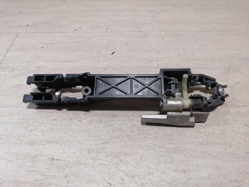 Almera G15 кронштейн ручки двери левый